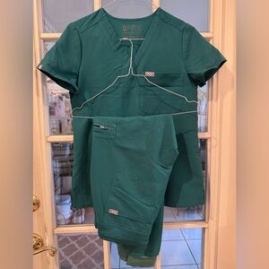 Figs Scrub Set - Zamora joggers & Caterina top